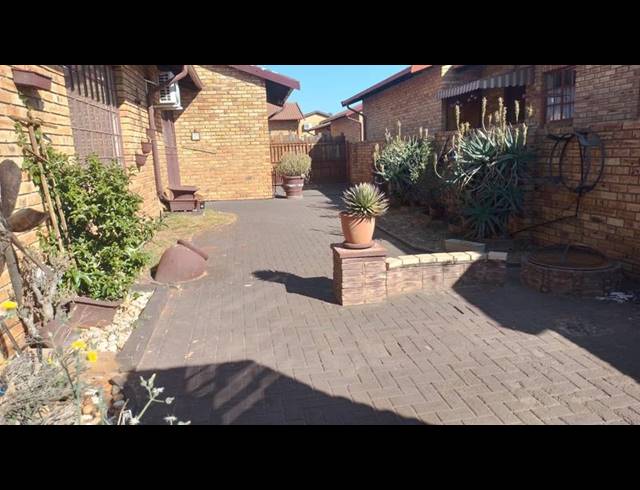 2 BEDROOM TOWNHOUSE FOR SALE IN EIKE PARK